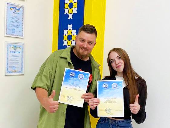 Переможниця конкурсу Анастасія ОКУЛОВА та її науковий керівник