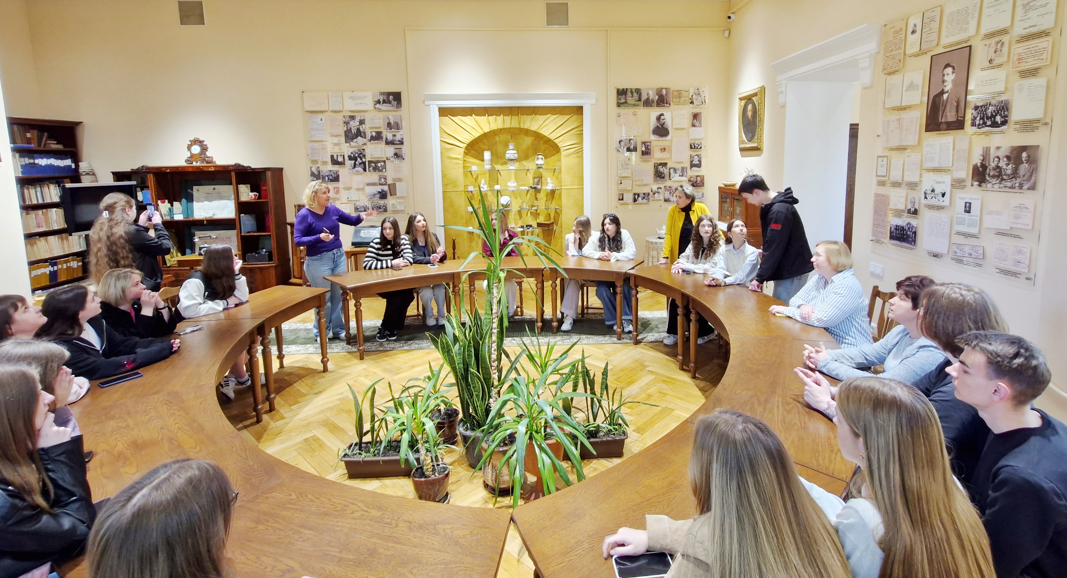 Обговорення актуальних проблем у меморіальному читальному залі разом із Валентиною Мудрохою та Мирославою Дядюк.jpg