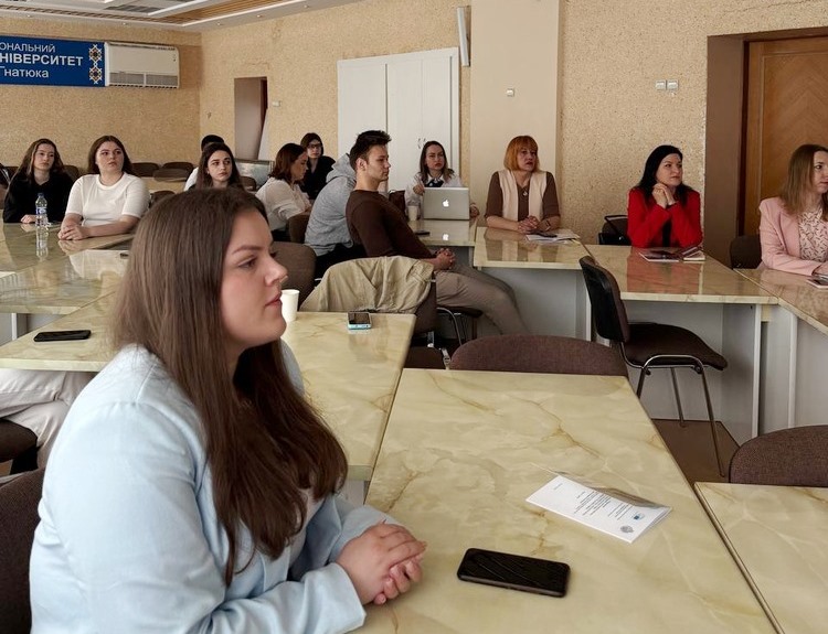 Учасники пленарного засідання.jpg