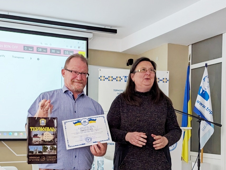 Професор Девід Лівінгстон та в.о. завідувач кафедри доцент Олена Шонь.jpg