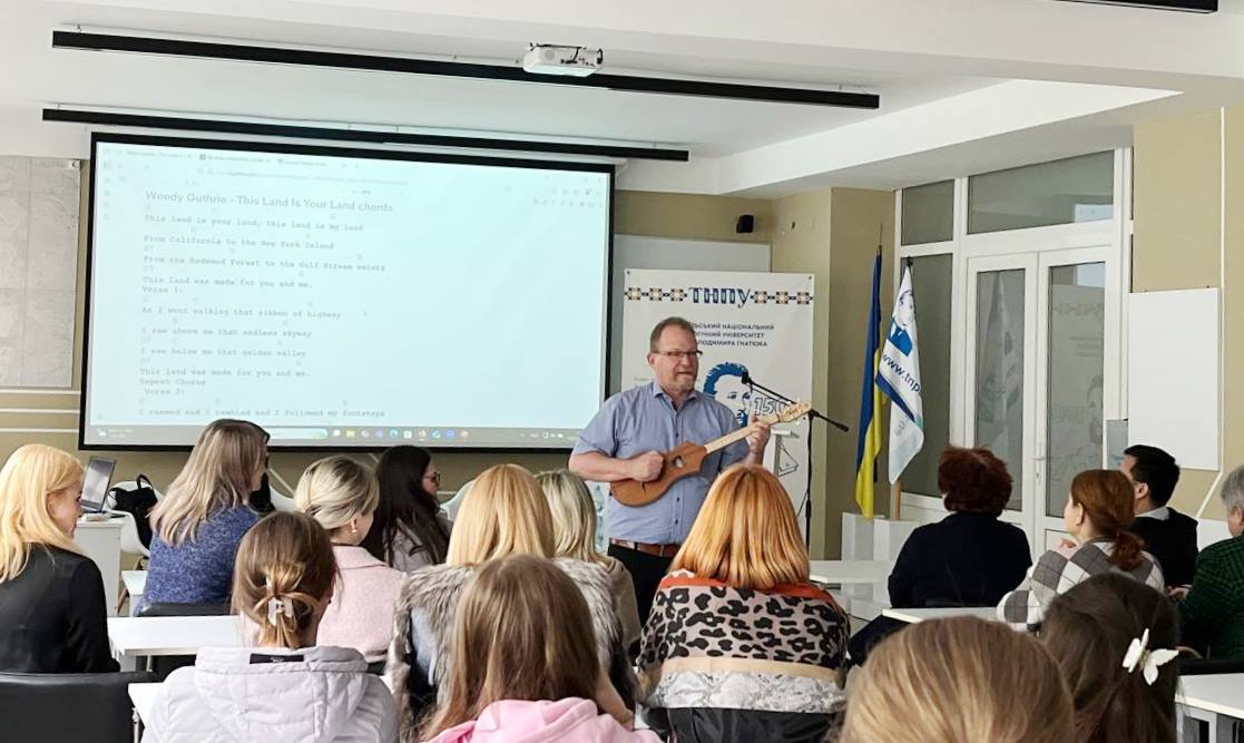   Виконання професором Девідом Лівінгстоном традиційних американських пісень під музичний акомпанемент.jpg