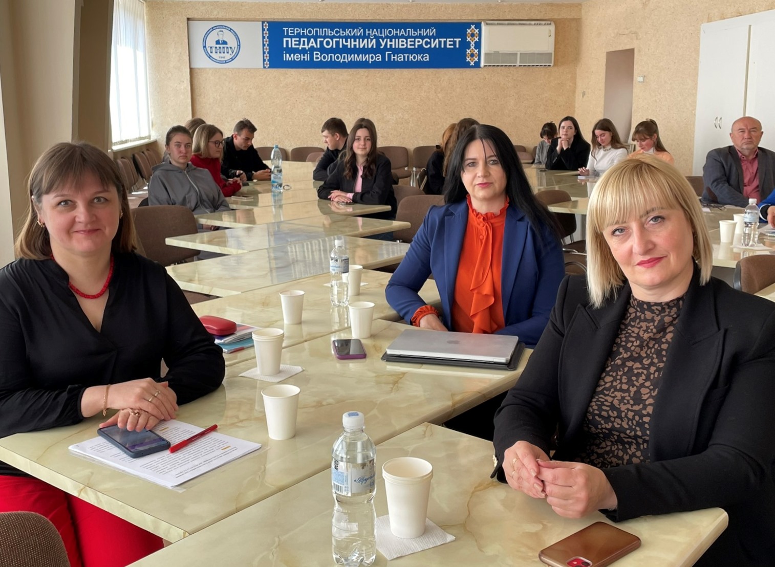   Викладачі та студенти кафедри журналістики під час конференції.jpg