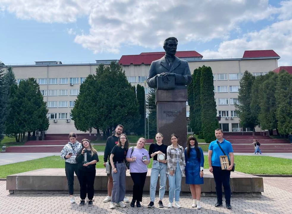  Незабутні моменти польової практики - студенти географічного факультету ТНПУ на фоні альма-матер.jpg