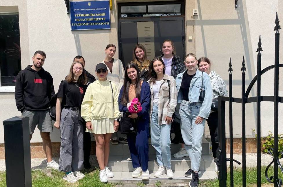 Спільне фото учасників польової практики на метеомайданчику Тернопільського обласного центру з гідрометеорології.jpg