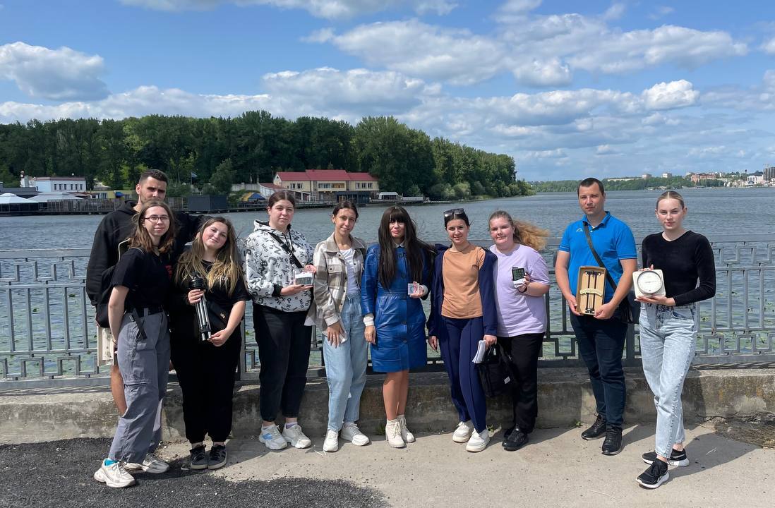 Підсумкове фото учасників польової практики з метеорології та кліматології на фоні Тернопільського ставу.jpg