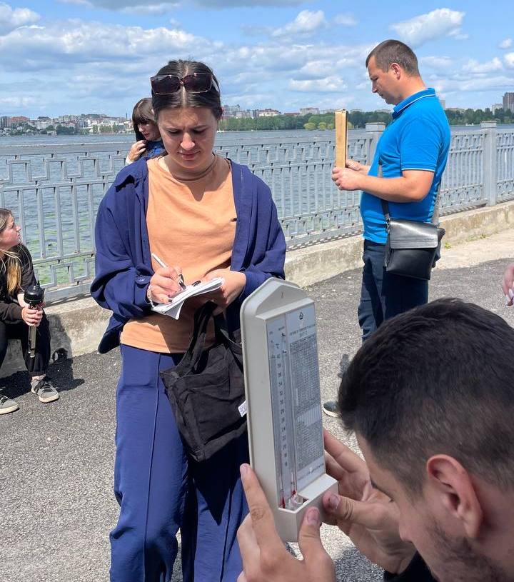 Проведення мікрокліматичних досліджень біля Тернопільського ставу - студенти фіксують метеорологічні показники.jpg