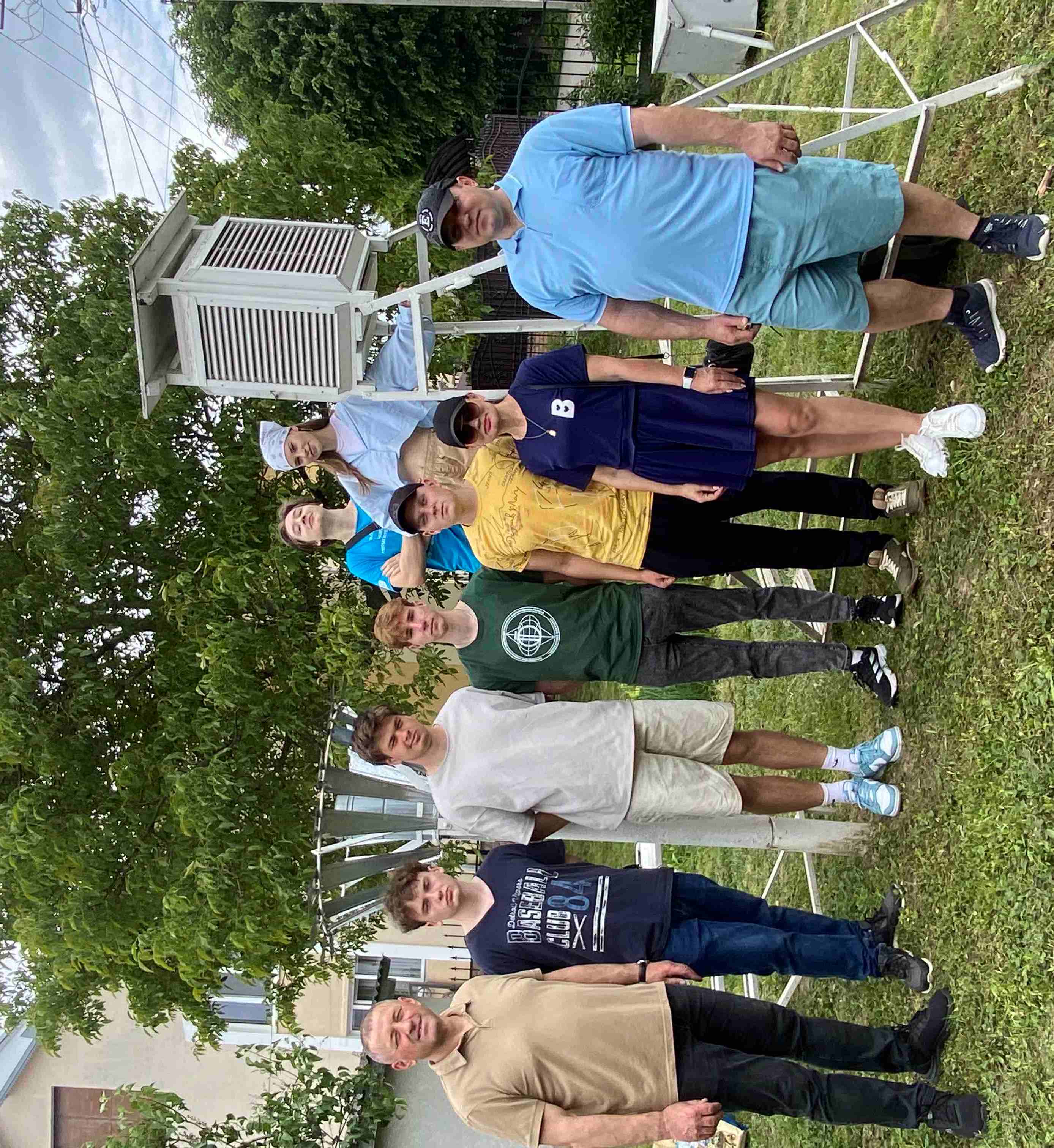 Спільне фото студентів ТНПУ, викладача та начальника авіаційної метеорологічної станції Володимира Кучерки на метеомайданчику.jpg