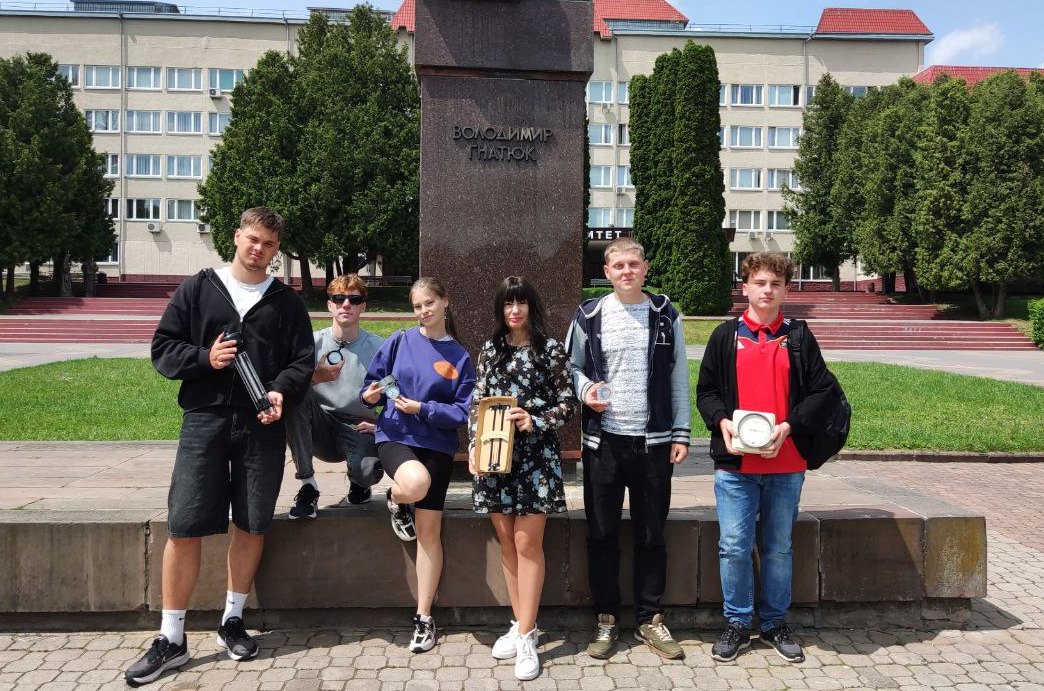 Студенти ТНПУ під час мікрокліматичних спостережень на території університету.jpg