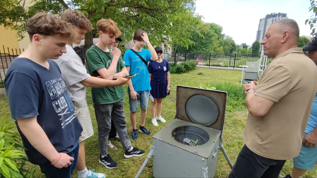 Начальник авіаційної метеорологічної станції Володимир Кучерка демонструє студентам прилад для вимірювання нижньої межі хмарності (ІВО) на метеомайданчику.jpg