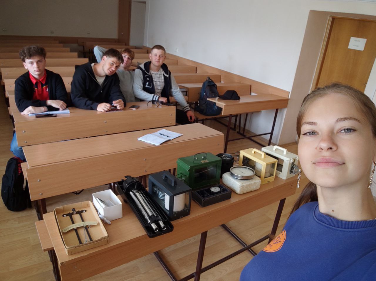 Підготовчий етап польової практики студенти вивчають метеорологічні прилади перед роботою в польових умовах.jpg