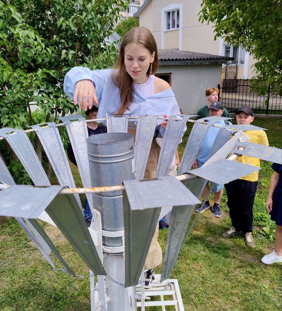 Головко Вікторія під час роботи з опадоміром Третьякова на метеомайданчику (1).jpg