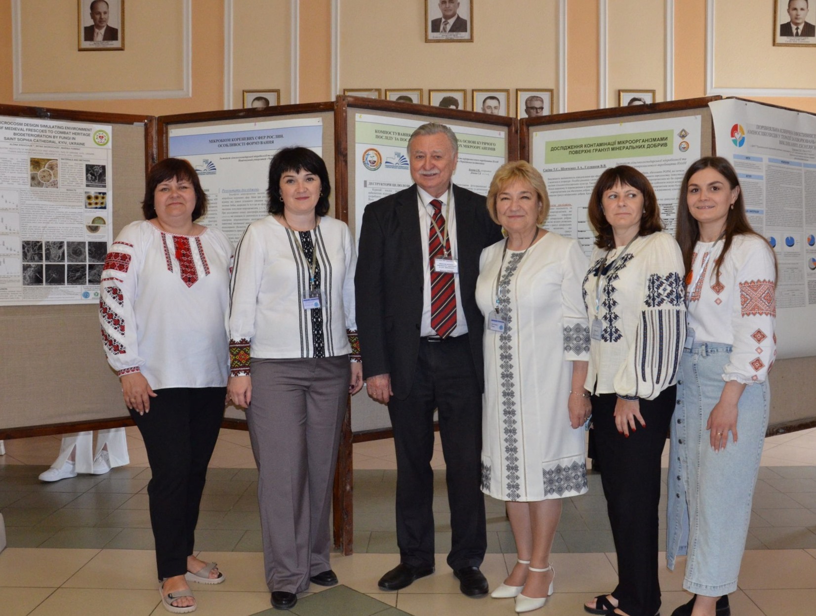  Представники ТНПУ із директором Інституту мікробіології і вірусології їм Д.К. Заболотного академіком НАН України, президентом Товариства мікробіологів України їм.Сергія Виноградського Співаком Миколою Яковичем.jpg