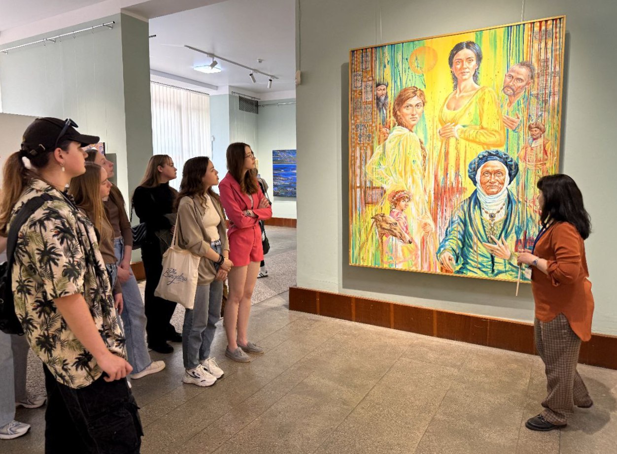  Демонстрація художніх робіт.jpg