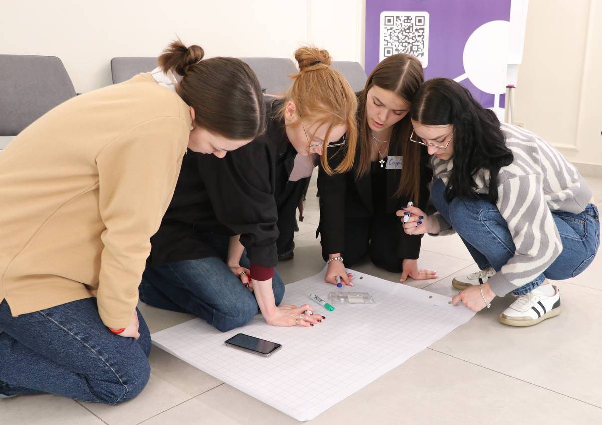 Учасники активно працюють над завданням.png