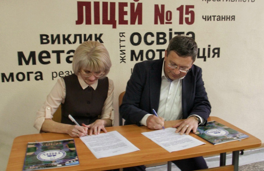 Момент підписання угоди про співробітництво з директоркою ТНВК ШМЛ №15 Оксаною Мазуренок
