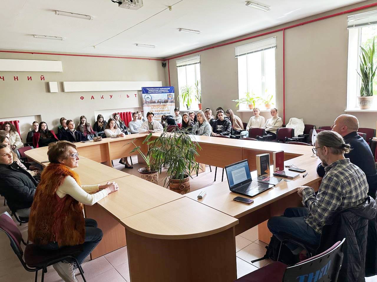  дискусія під час презентації книги.jpg