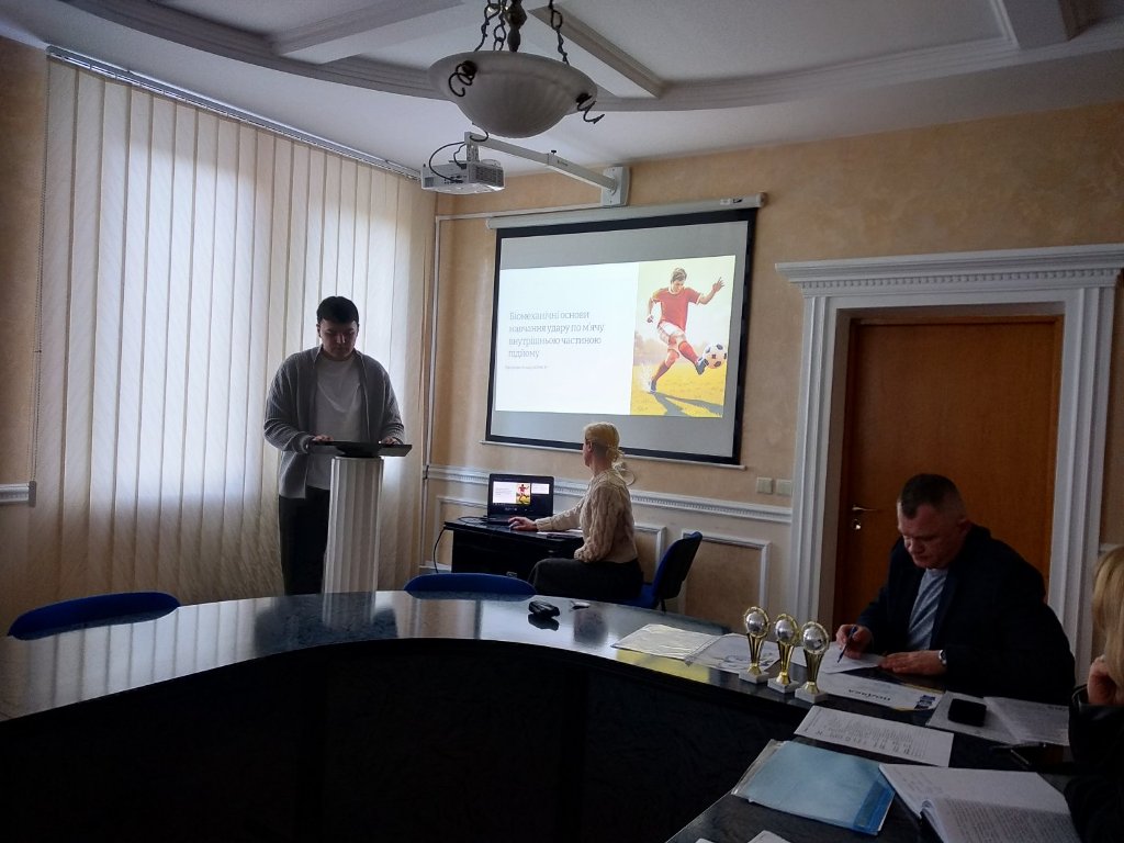Назар Єднорович виступає з доповіддю