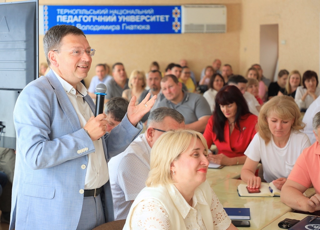  Богдан Буяк ставить запитання Олегу Шарову під час відкритого діалогу.JPG