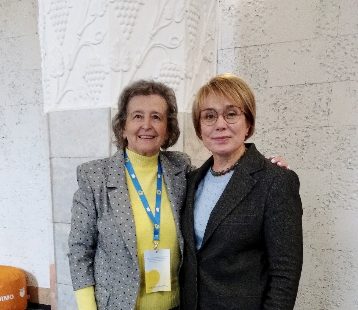 О.Боднар з модератором конференції та натхненником багатьох освітніх реформ Лілією Гриневич.jpg