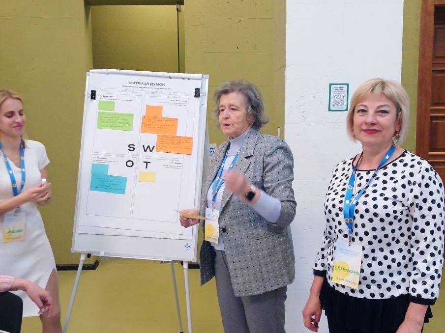   О. Боднар презентує результати роботи групи щодо використання досвіду Фінляндії для освіти України.jpg