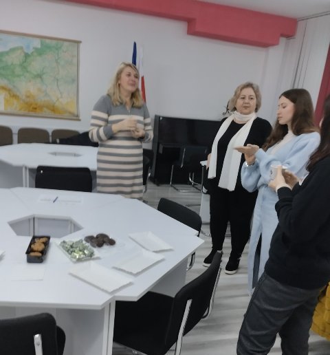 Організатором таких зустрічей - професор Олеся Тєлєжкіна