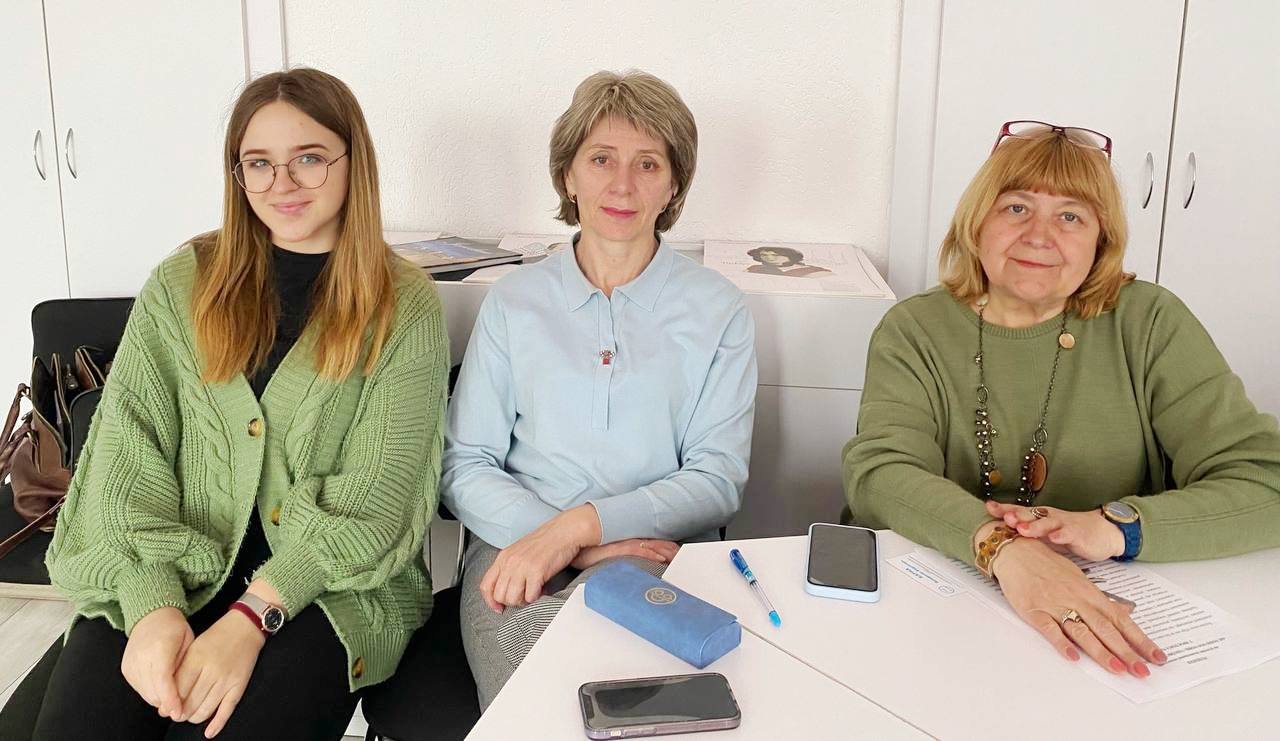 студентка групи СОУМАск-22 Софія Котис , декан факультету філології і журналістики Галина Бачинська, завідувач кафедри україської мови та славістики Тетяна Вільчинська.jpg