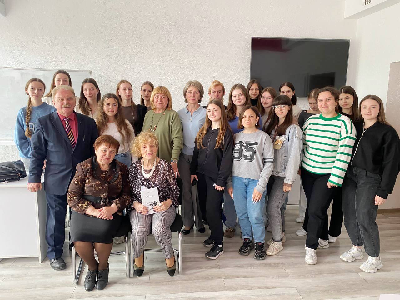  Спільне фото після зустрічі.jp