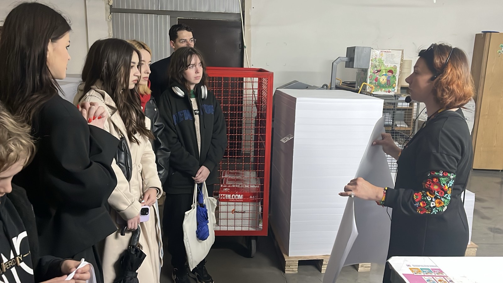 Студентів вразила сучасна поліграфічна база видавництва.jpg