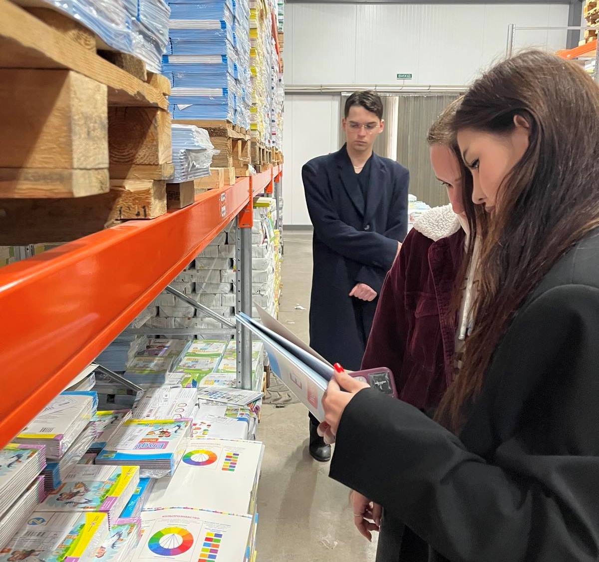 У видавництві звичайні аркуші паперу  миттєво перетворюються на яскраві сторінки підручників.jpg