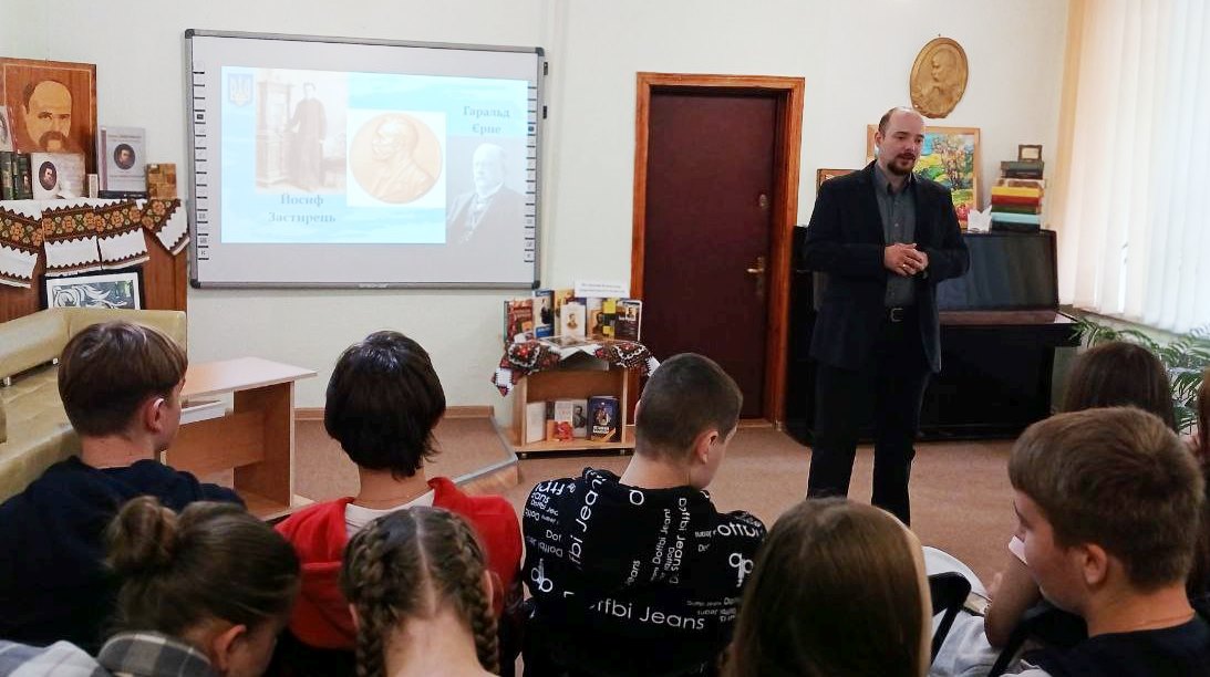 Виступ перед учнями 20-ї школи.jpg