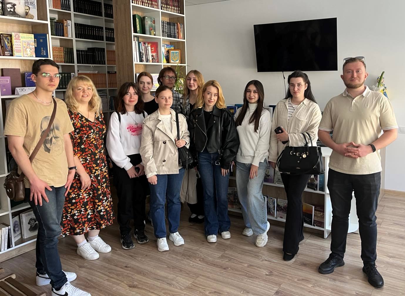  Велика вдячність Юрію Петрику, котрий провів майбутнім педагогам екскурсію школою, мистецьким корпусом, бібліотекою.jpg