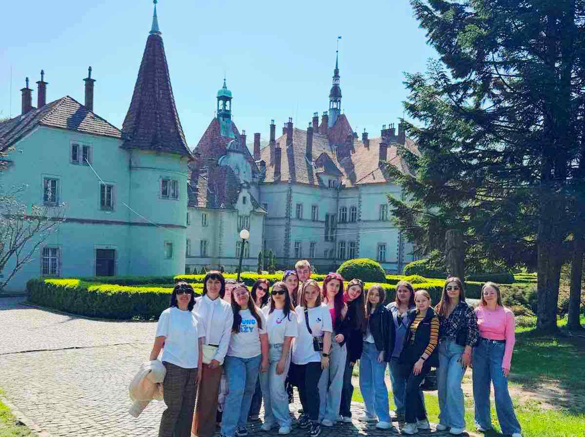 Спільне фото на фоні палацу графів Шенборнів.jpg