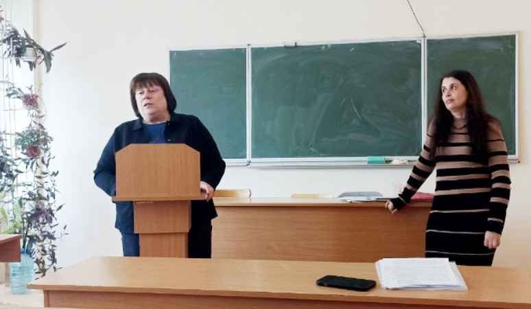 Виступає Галина Мешко.jpg