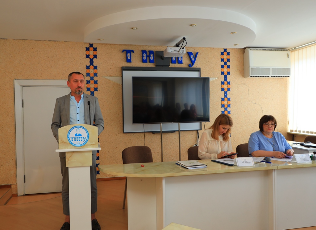 З основного питання інформуває відповідальний секретар приймальної комісії Юрій Древніцький.JPG