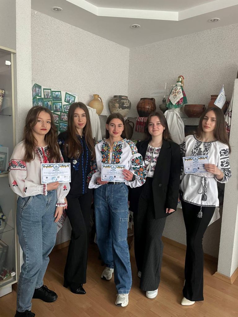  Дипломанти медіафестивалю_РАЗОМ ДО ПЕРЕМОГИ....jpg