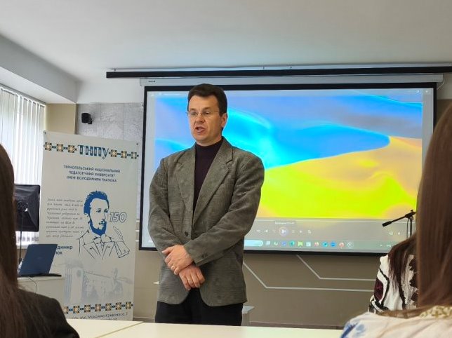 Виступ декана історичного факультету Володимира Кіцака.jpg