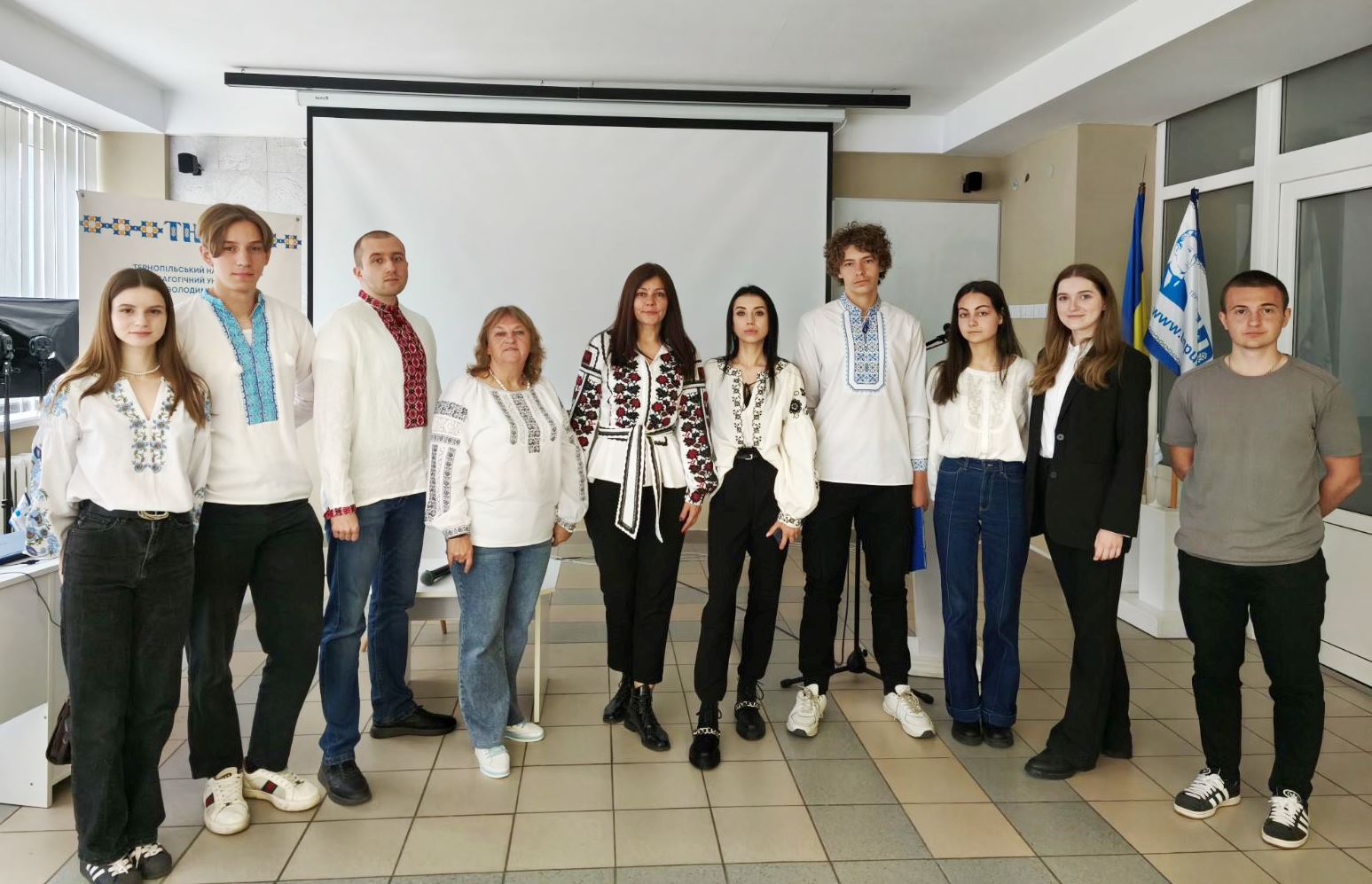  Здобувачі та викладачі - організатори заходу.jpg