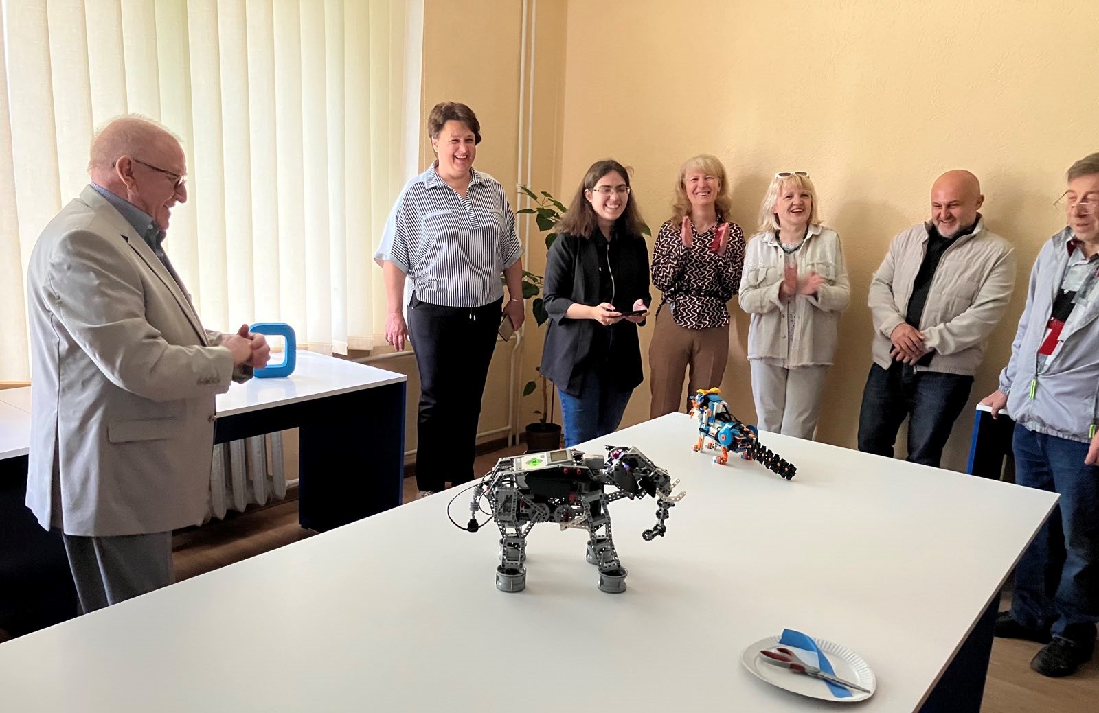 Робот-кіт спілкується із ректором.jpg