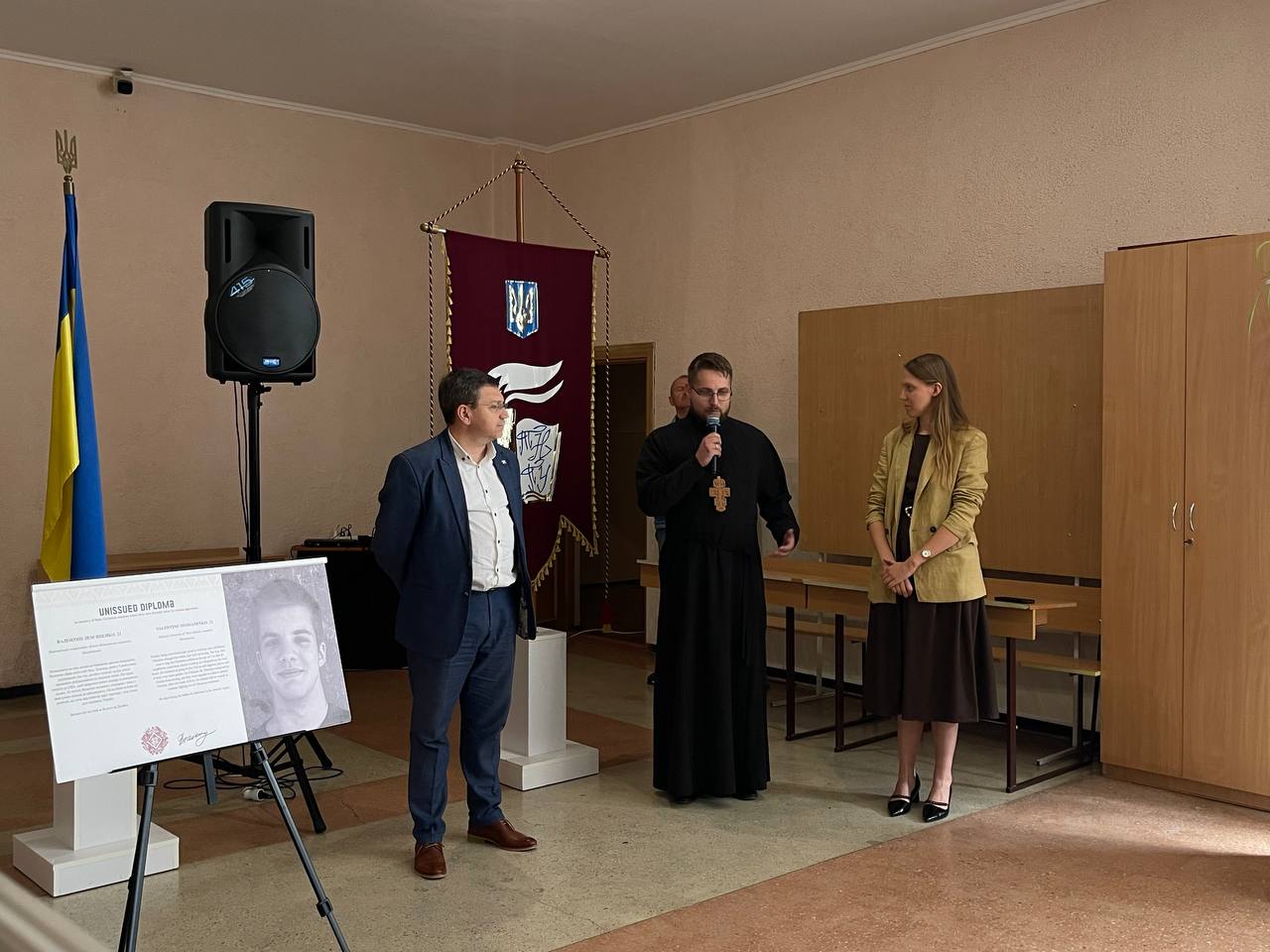 Ректор Богдан Буяк, отець Богдан Мельничин та Юлія Козанкевич урочисто відкривають фотовиставку Rektor_Bohdan_Buiak_otets_Bohdan_Melnychyn_ta_Yuliia_Kozankevych_urochysto_vidkryvaiut_fotovystavku