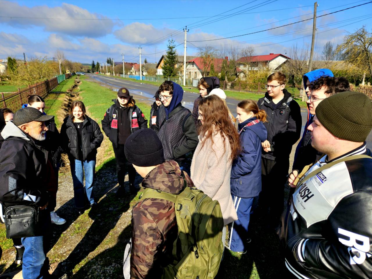 Студентсво на археологічній розвідці.jpg