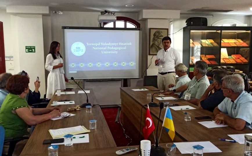 Доцент Наталія Морська презентує ТНПУ ім.В.Гнатюка.jpg