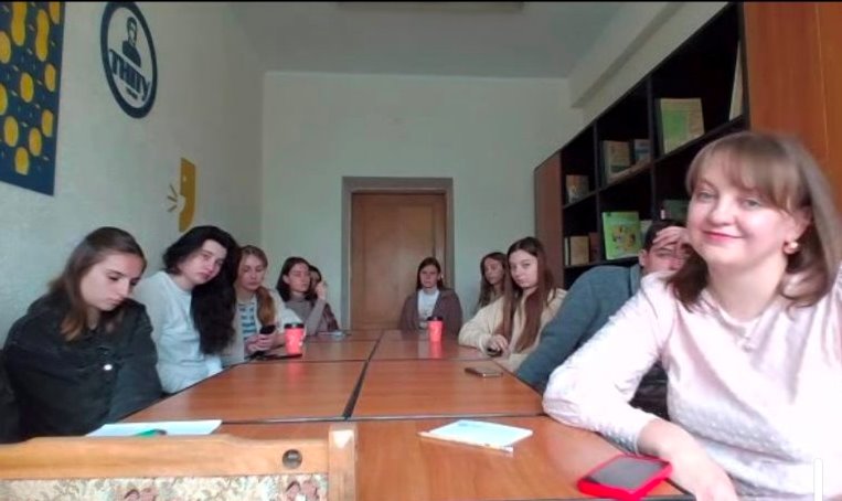  Студенти і викладачі захопливо слухають гостю.jpg