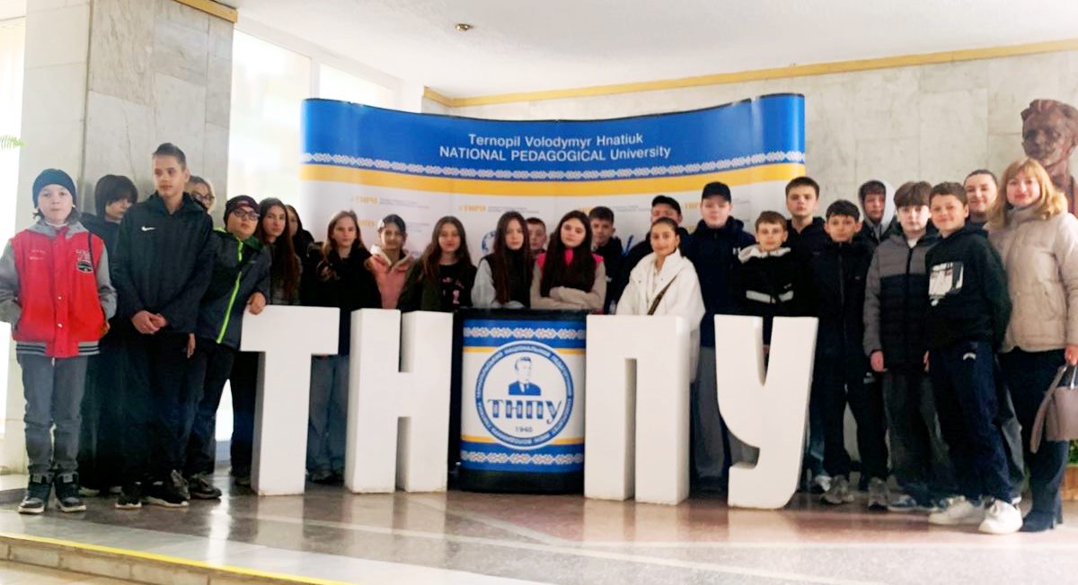 Спільне фото у стінах ТНПУ.jpg