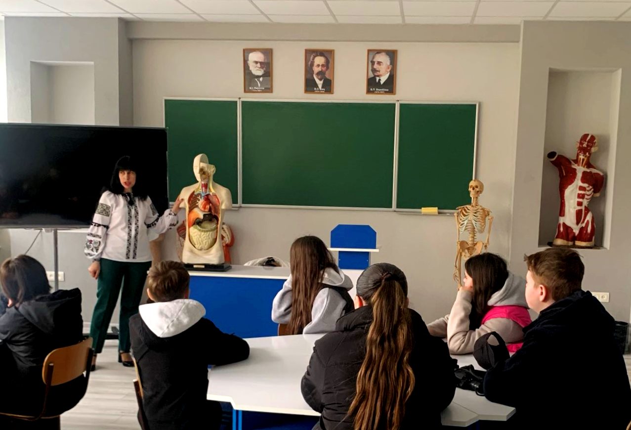   Доц. Ірина Чень презентує роботу лабораторії.jpg