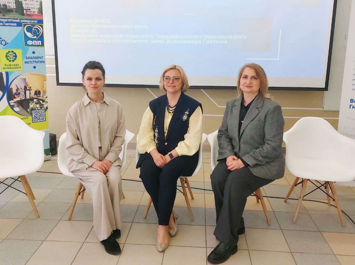   Науковиці відповідають на питання учасників заходу.jpg