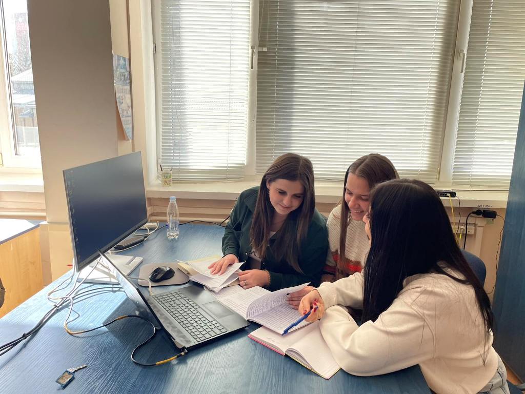 Студентки-другокурсниці Вирста Олеся, Ганішевська Уляна і Возняк Дарія на занятті з курсу Практична майстерня наукового тексту