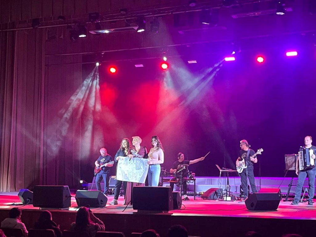 Студентки історичного факультету - Ліщенко Юлія та Бучинська Соломія, поруч із Оксаною Пекун