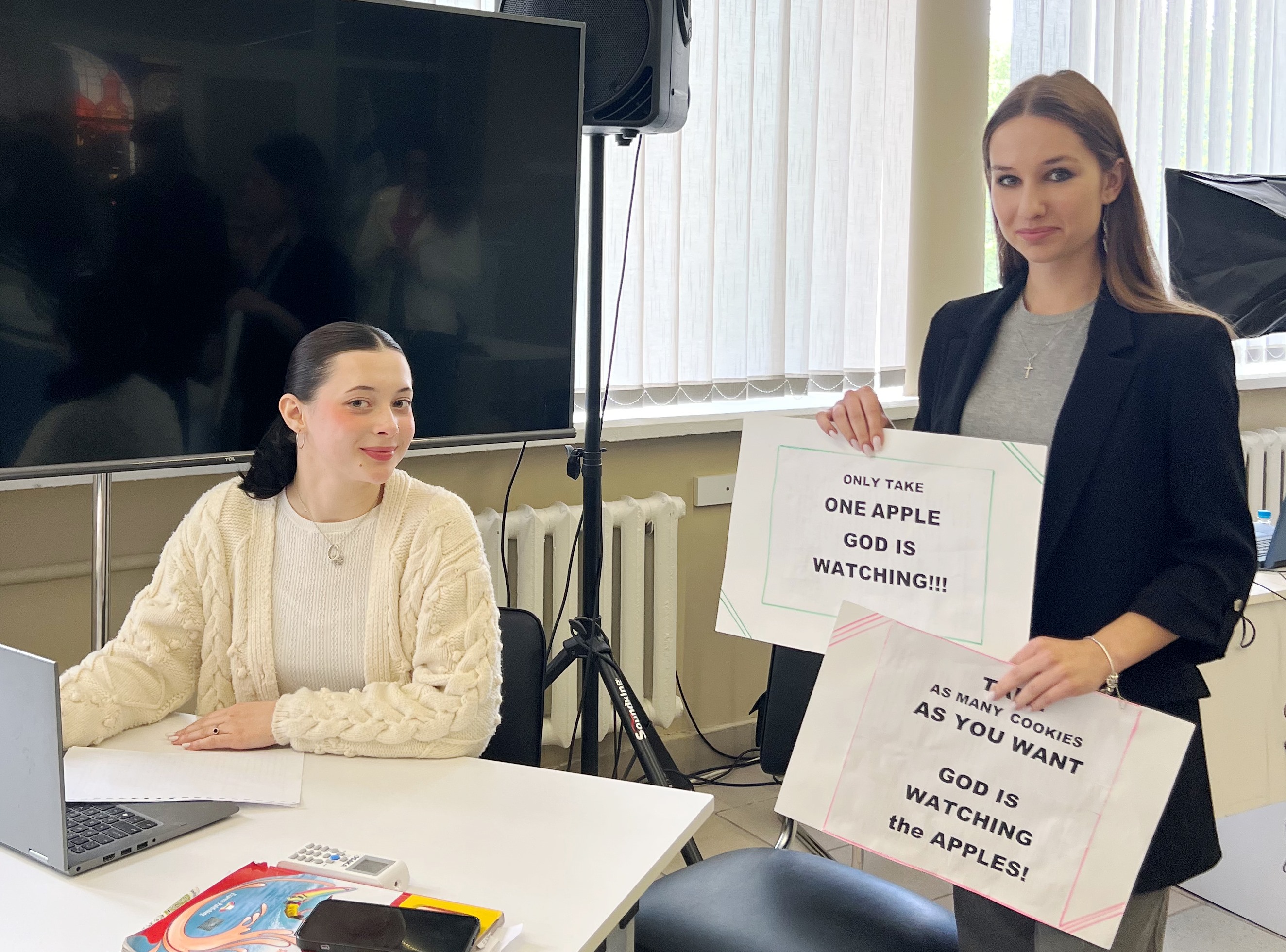 Студенти в ролі вчителів — сцена з Why Do We Study!.jpg