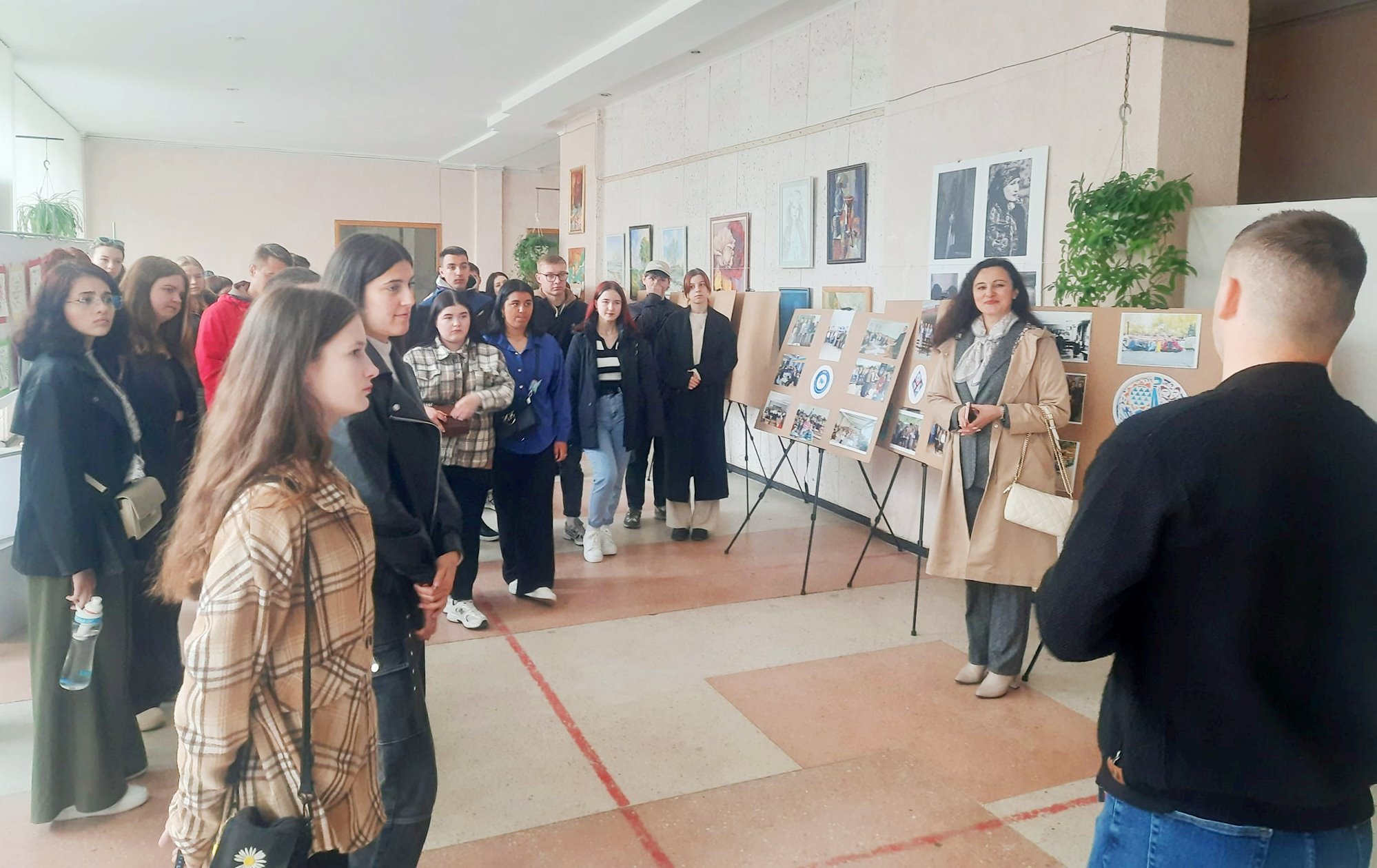  Екскурсія аудиторіями головного корпусу університету.jpg