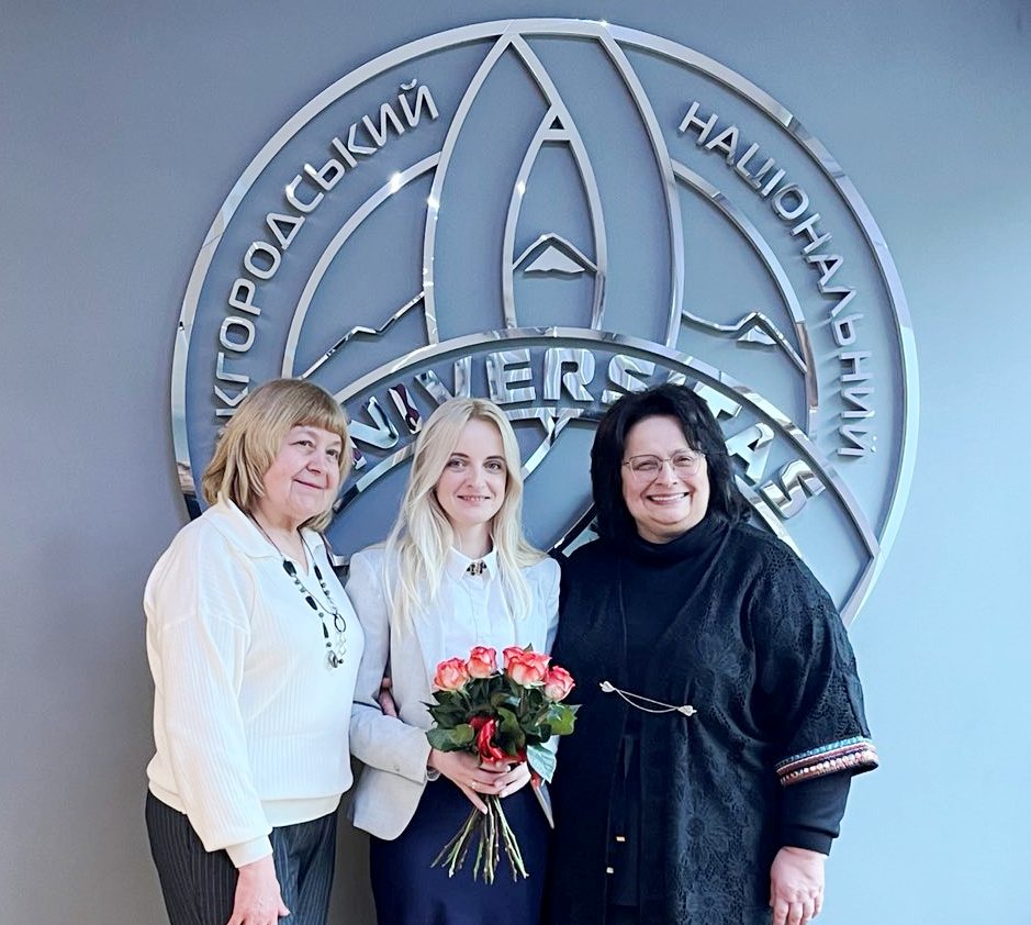  Професор Т. Вільчинська, професор Н. Венжинович та доктор філософії Г. Сньозик після успішного захисту..jpg